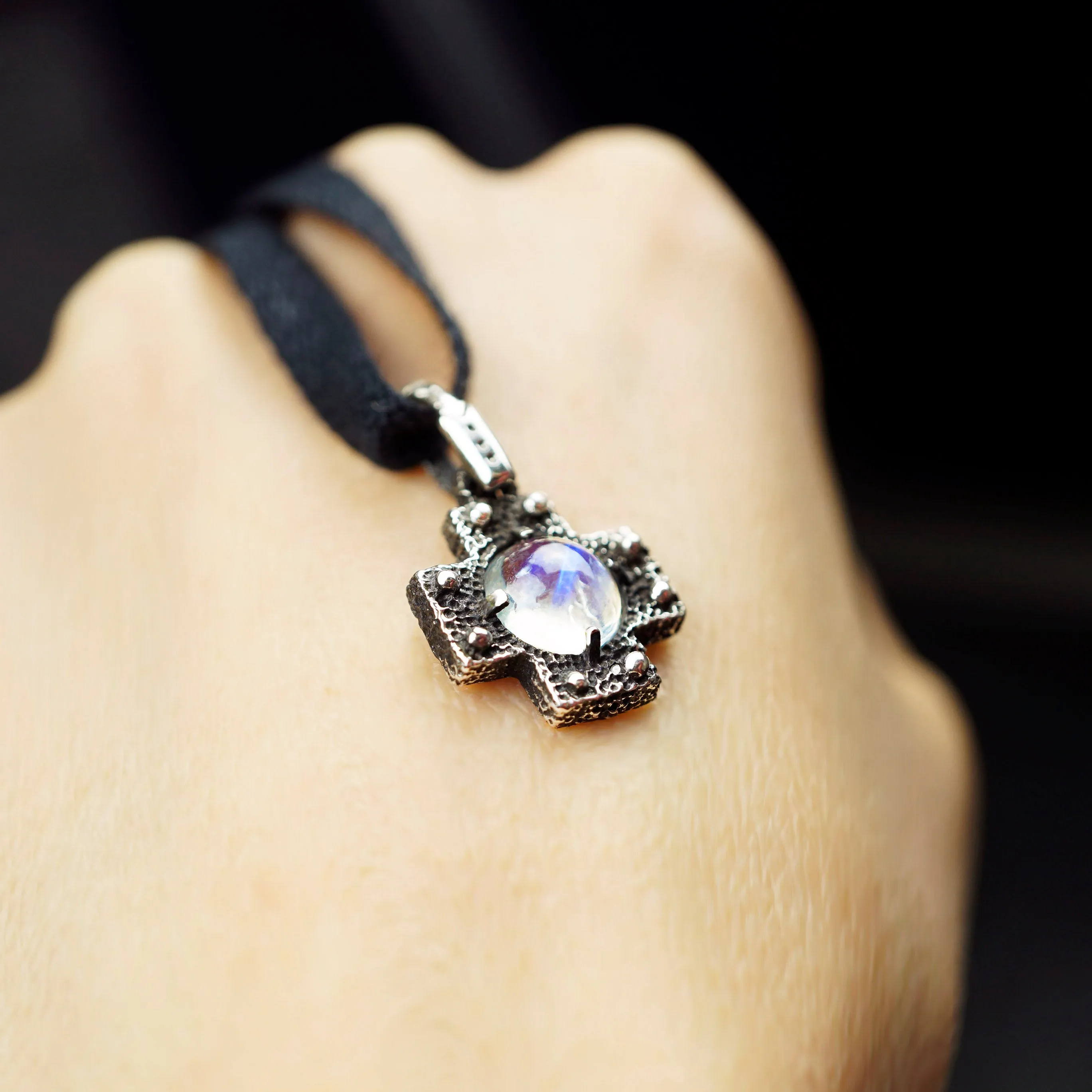 Choker Moonstone pendant CROSS