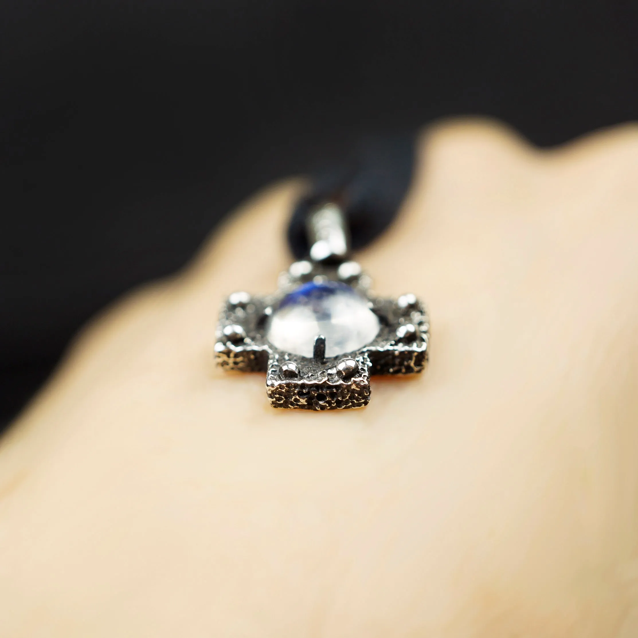Choker Moonstone pendant CROSS