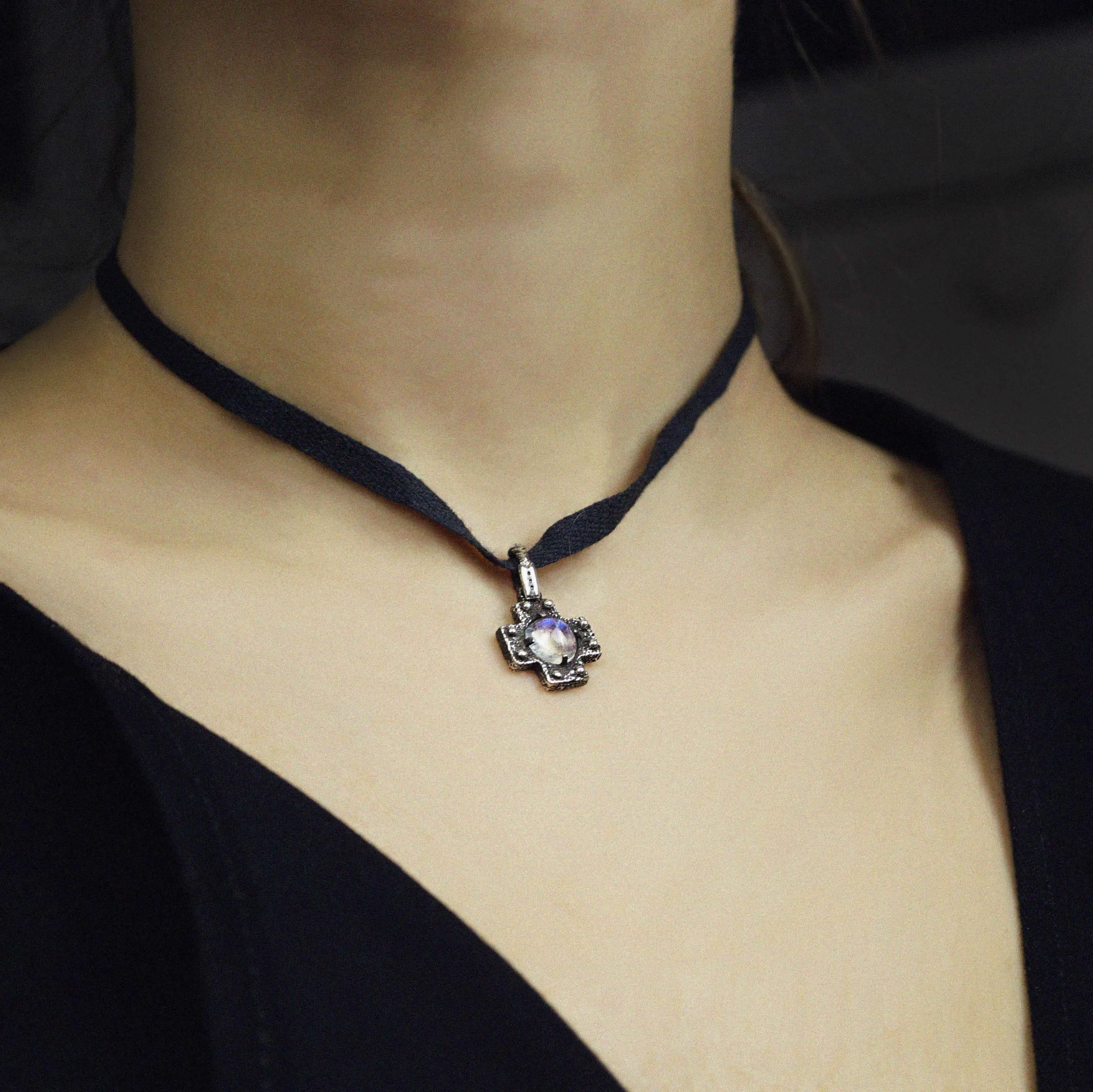 Choker Moonstone pendant CROSS