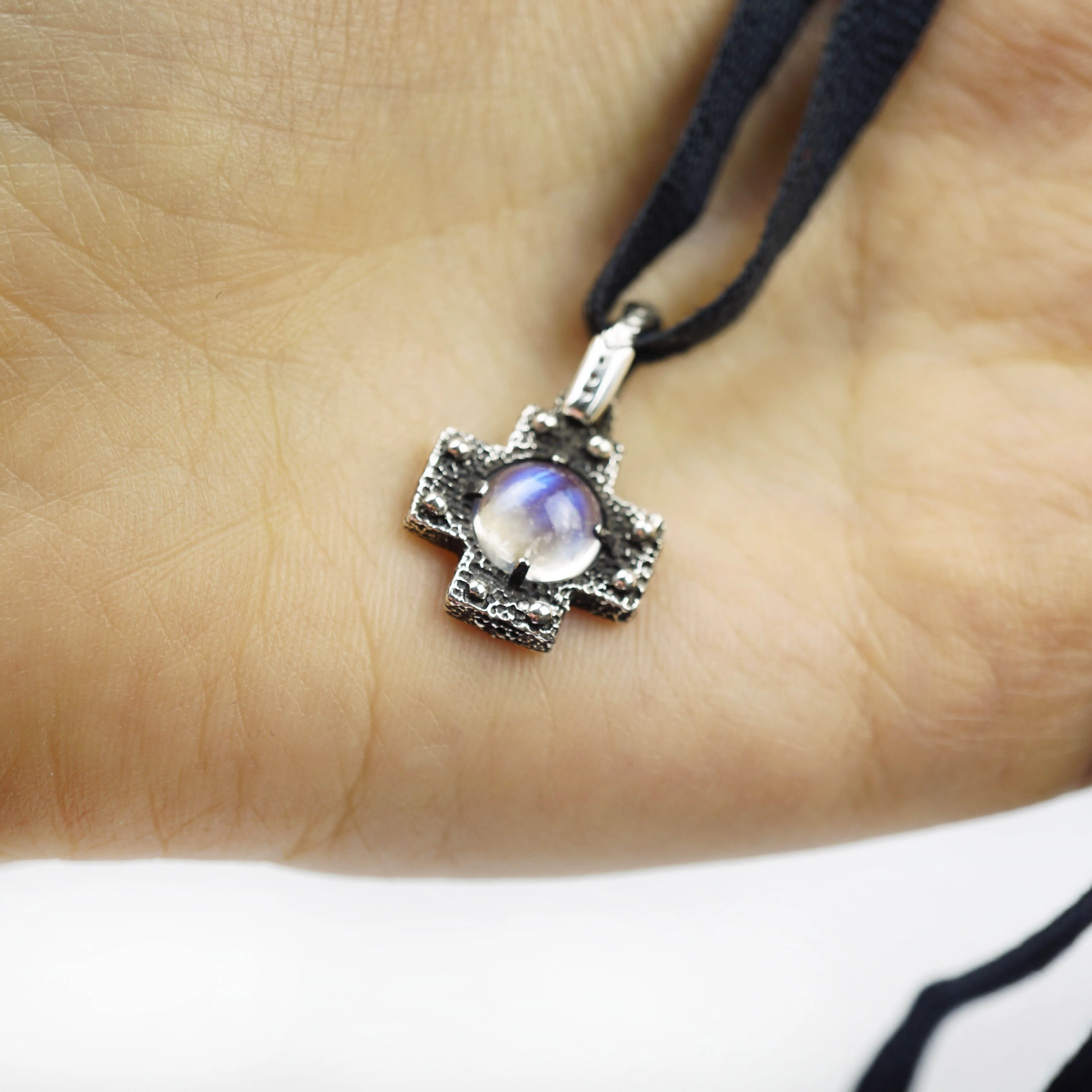 Choker Moonstone pendant CROSS